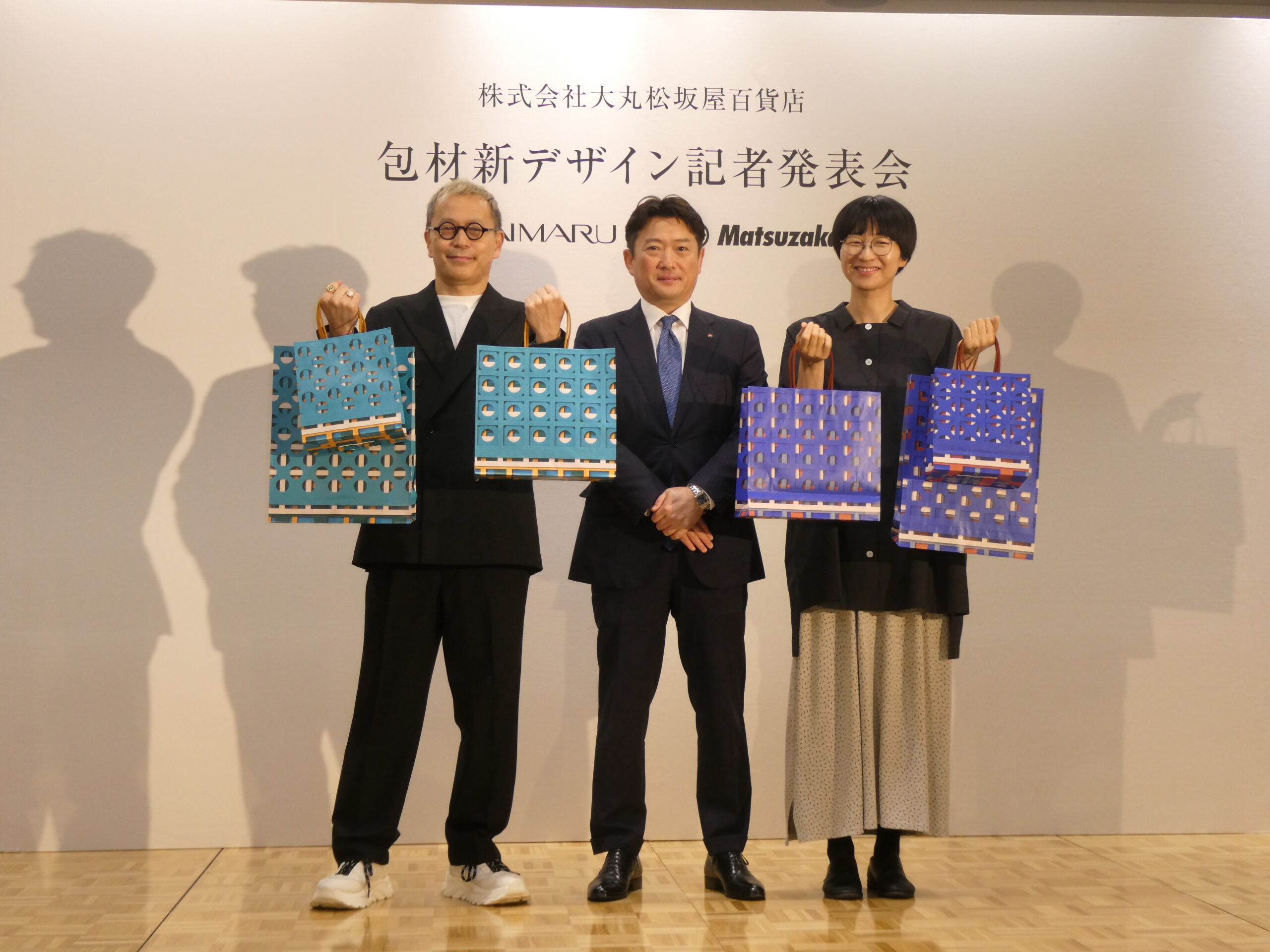 大丸松坂屋百貨店が包材デザインを刷新 オリジナルの「百様図」を発表